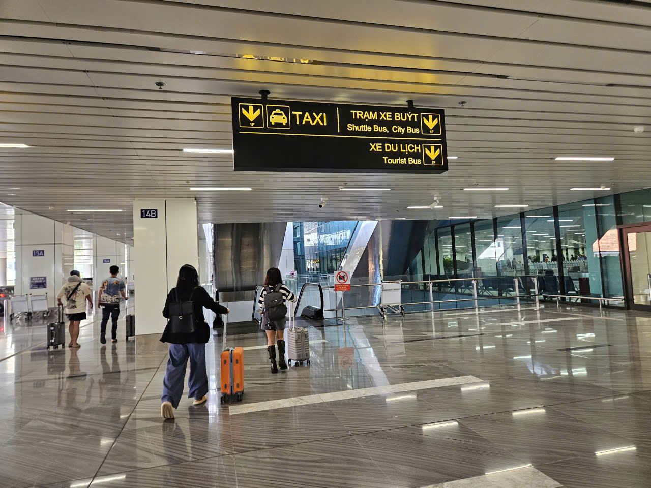   Hành khách đến nhà ga T3 Tân Sơn Nhất cần di chuyển xuống tầng 1 để gọi xe  