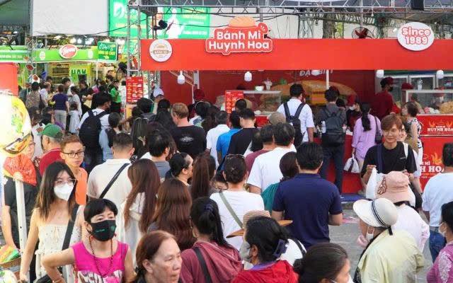 Có thể gặp cả thành phố ở Lễ hội Bánh mì Việt Nam hôm nay: Huynh Hoa đông vô địch, khách Tây thử xong nghiện luôn 