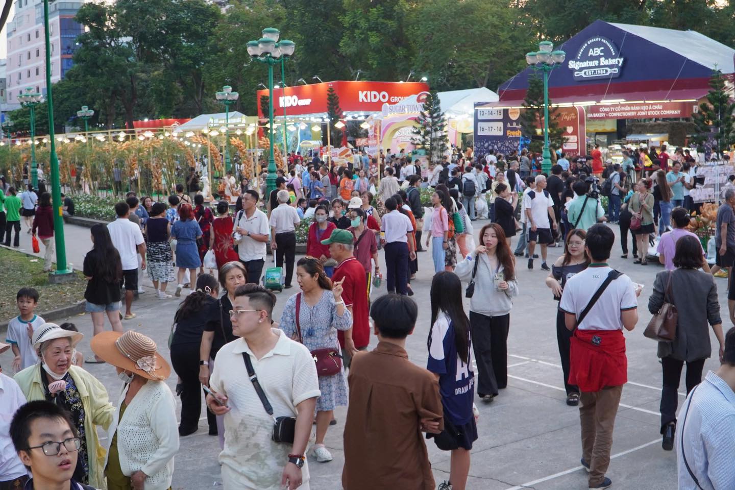 Có thể gặp cả thành phố ở Lễ hội Bánh mì Việt Nam hôm nay: Huynh Hoa đông vô địch, khách Tây thử xong nghiện luôn 