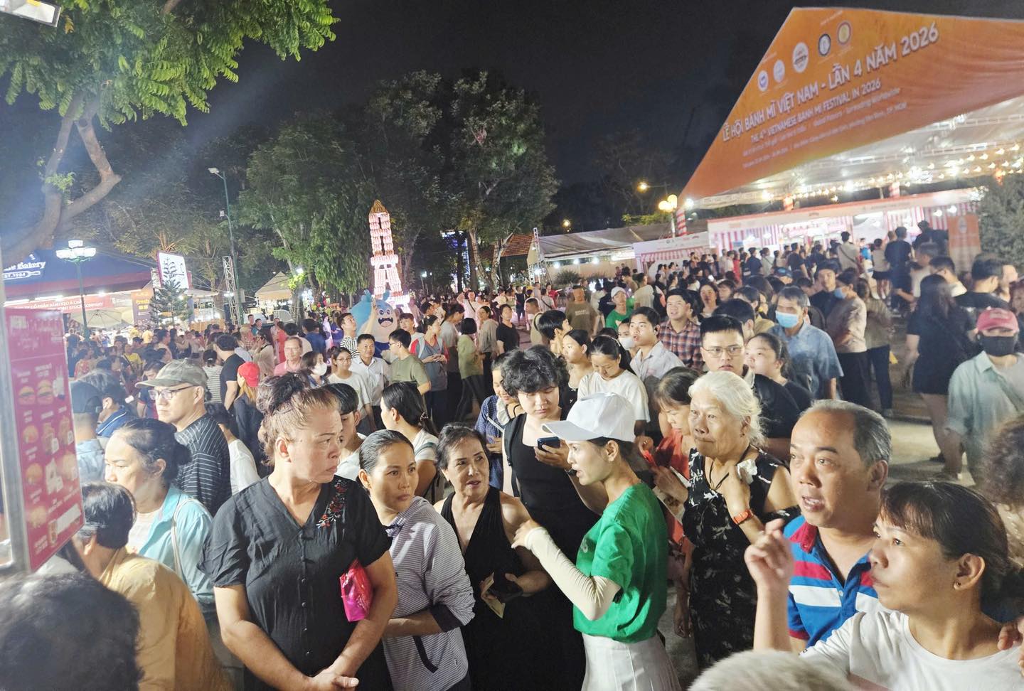 Có thể gặp cả thành phố ở Lễ hội Bánh mì Việt Nam hôm nay: Huynh Hoa đông vô địch, khách Tây thử xong nghiện luôn 