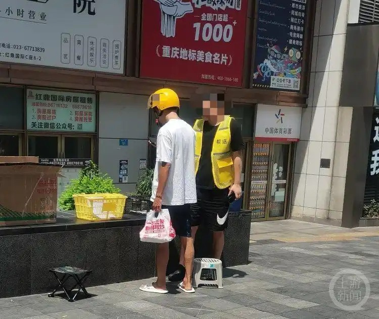 Một nghề nghiệp mới với công việc đi thang máy giao hàng để tiết kiệm cho shipper ra đời