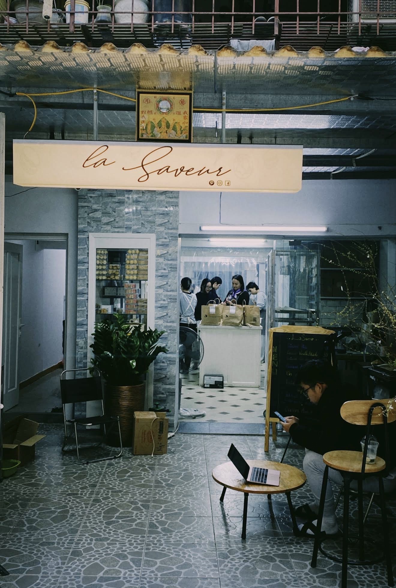 Xôn xao hình ảnh nghi vấn bếp bẩn tại tiệm bánh nổi tiếng Hà Nội, đại diện quán chính thức lên tiếng