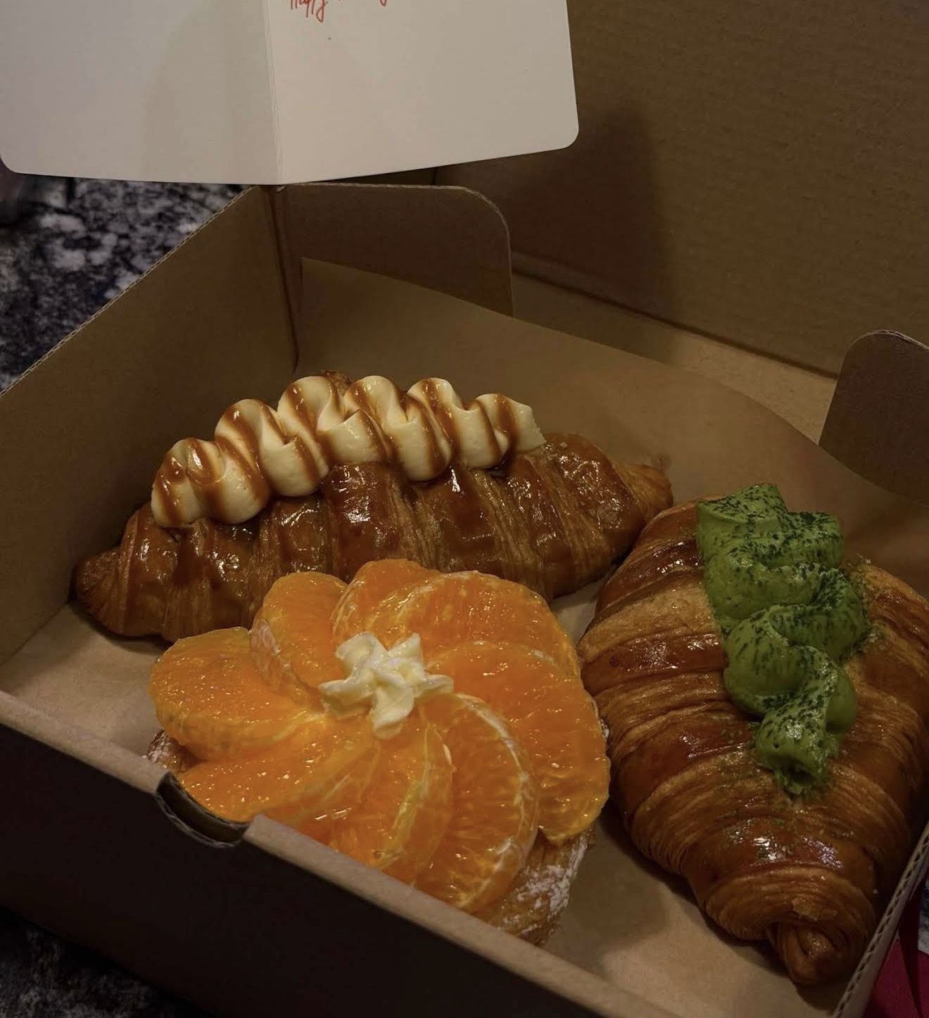 Xôn xao hình ảnh nghi vấn bếp bẩn tại tiệm bánh nổi tiếng Hà Nội, đại diện quán chính thức lên tiếng