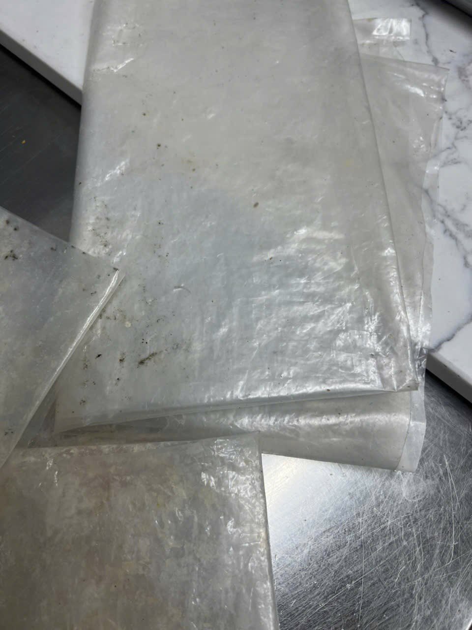 Xôn xao hình ảnh nghi vấn bếp bẩn tại tiệm bánh nổi tiếng Hà Nội, đại diện quán chính thức lên tiếng