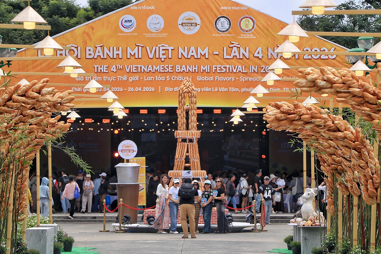 Có thể gặp cả thành phố ở Lễ hội Bánh mì Việt Nam hôm nay: Huynh Hoa đông vô địch, khách Tây thử xong nghiện luôn 