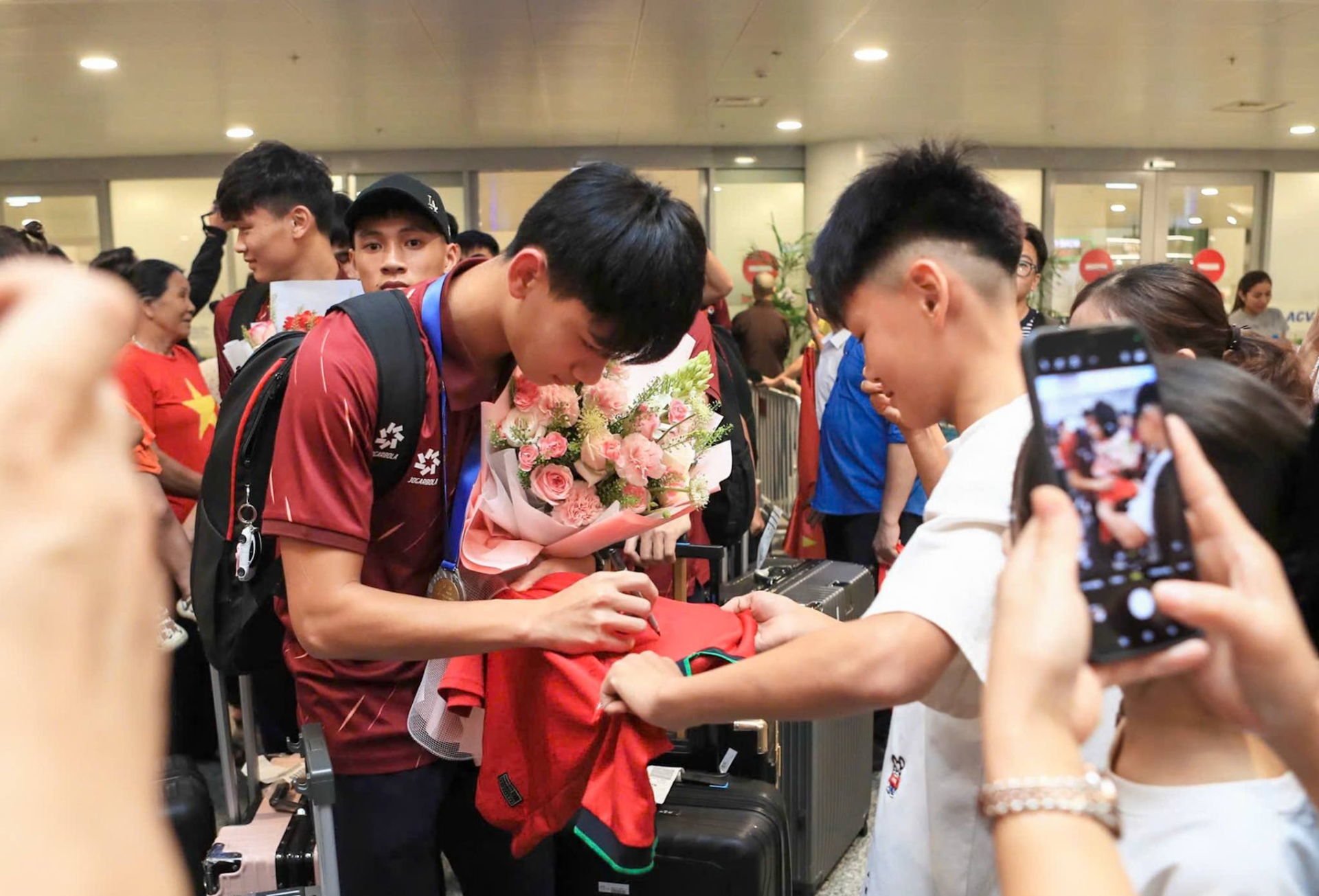 U17 Việt Nam vô địch Đông Nam Á về nước trong vòng tay yêu thương người hâm mộ 