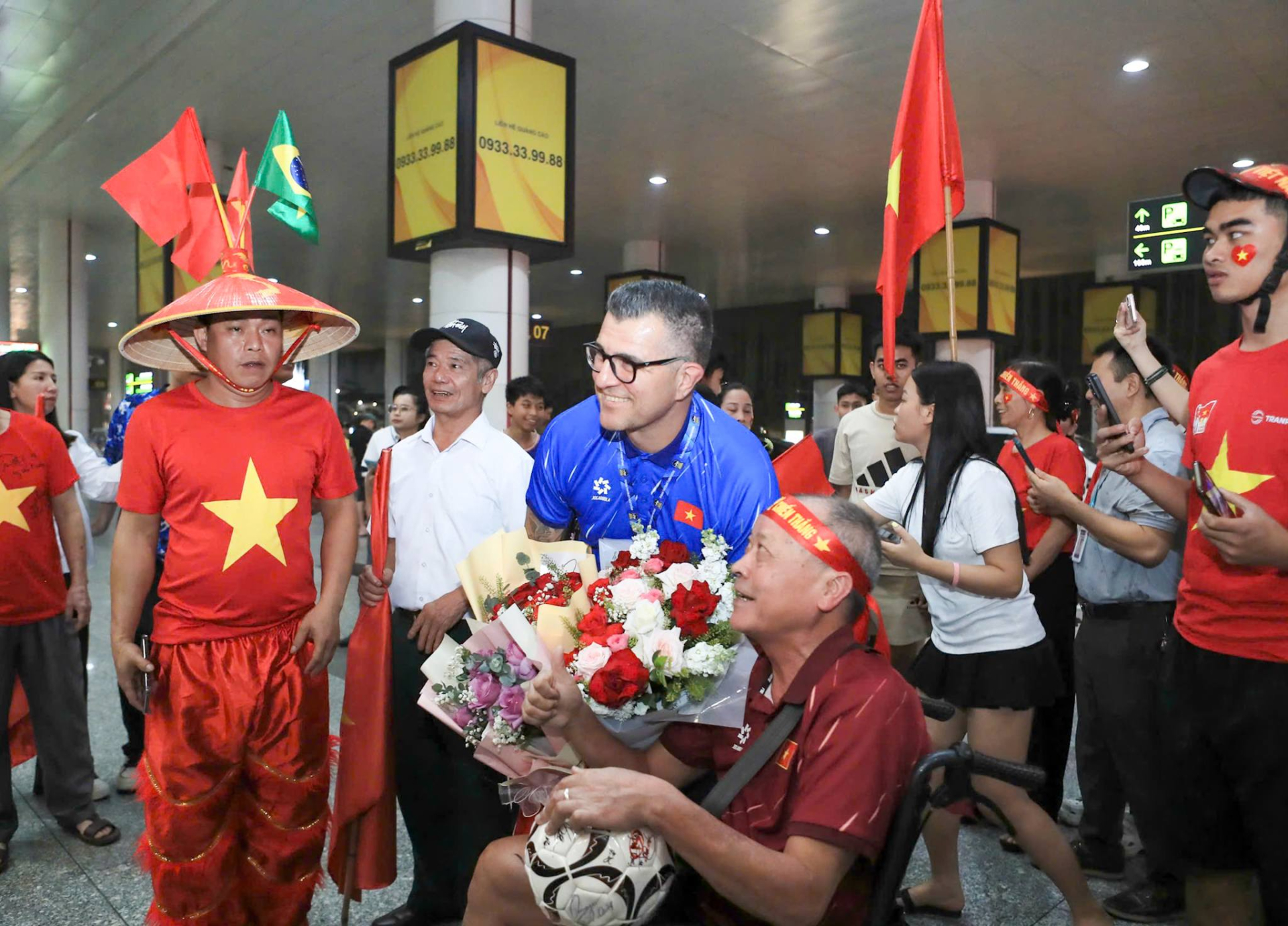 U17 Việt Nam vô địch Đông Nam Á về nước trong vòng tay yêu thương người hâm mộ 