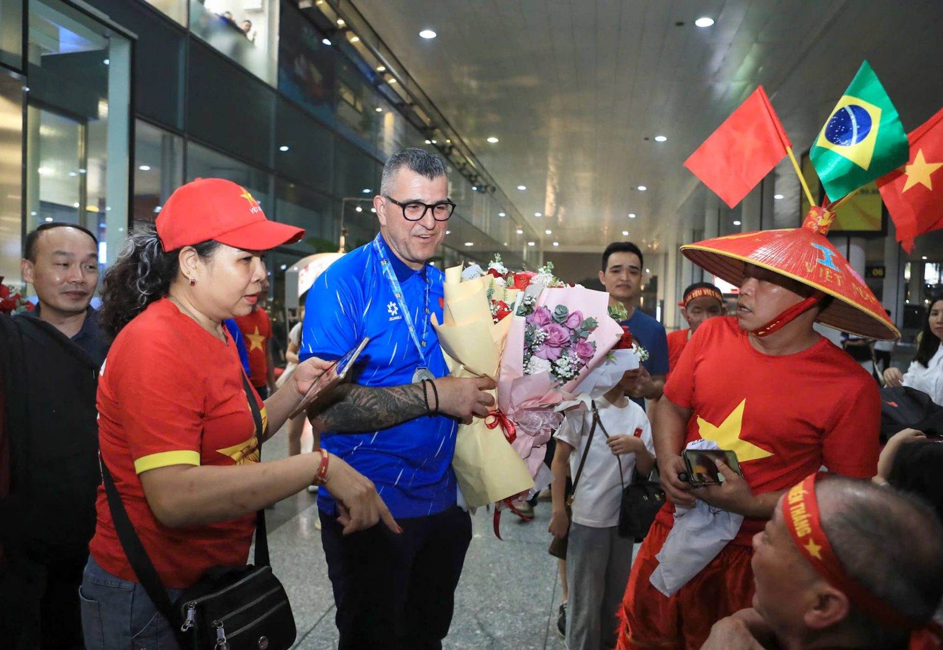 U17 Việt Nam vô địch Đông Nam Á về nước trong vòng tay yêu thương người hâm mộ 