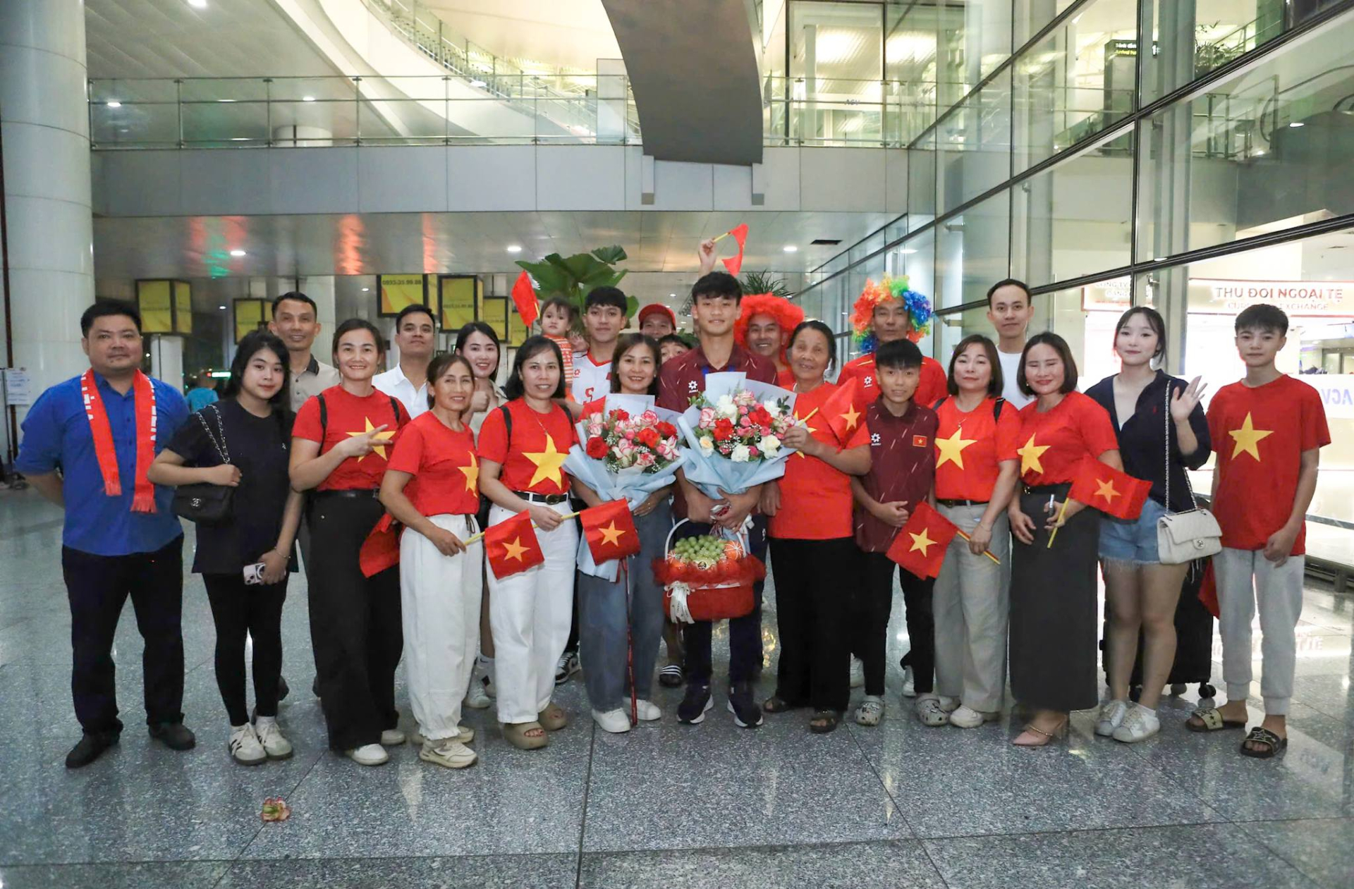 U17 Việt Nam vô địch Đông Nam Á về nước trong vòng tay yêu thương người hâm mộ 