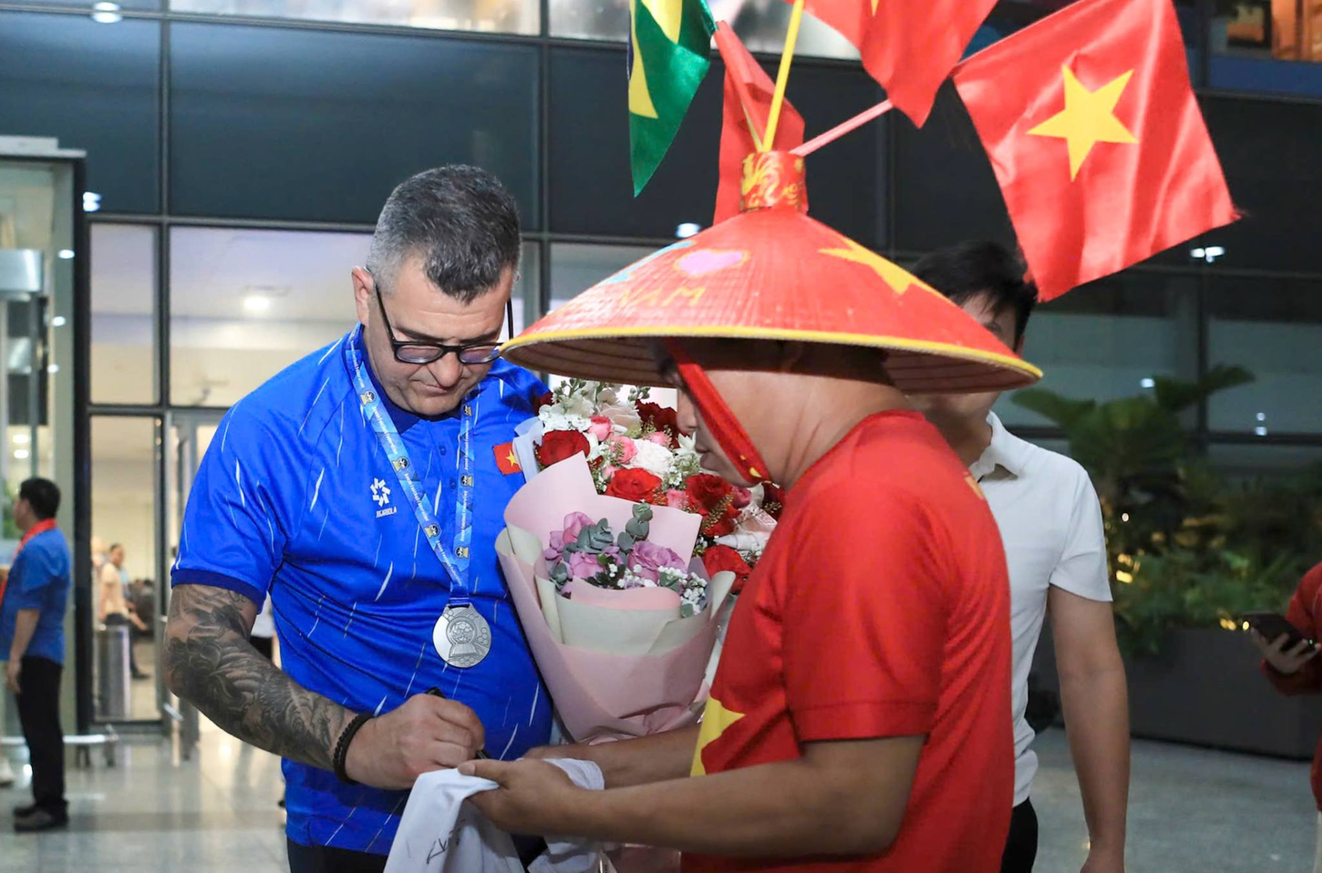 U17 Việt Nam vô địch Đông Nam Á về nước trong vòng tay yêu thương người hâm mộ 