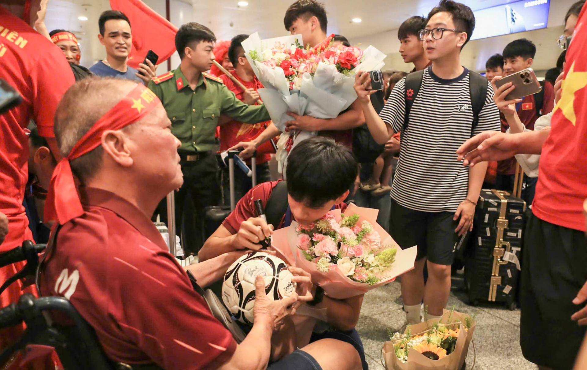 U17 Việt Nam vô địch Đông Nam Á về nước trong vòng tay yêu thương người hâm mộ 