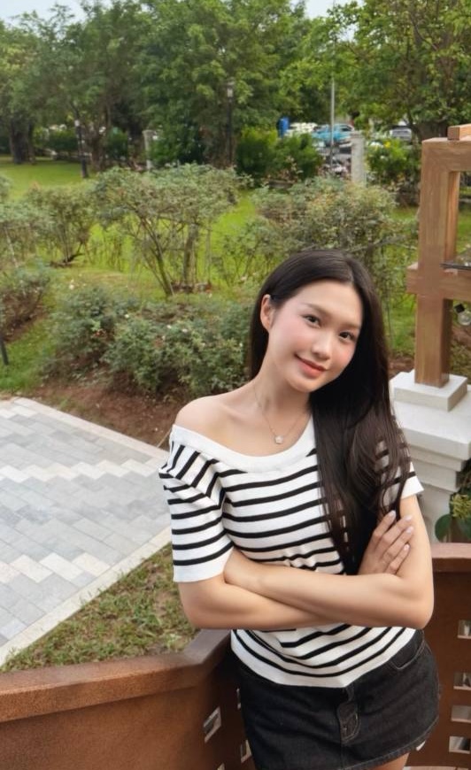 Cô nàng diện đồ trẻ trung hơn