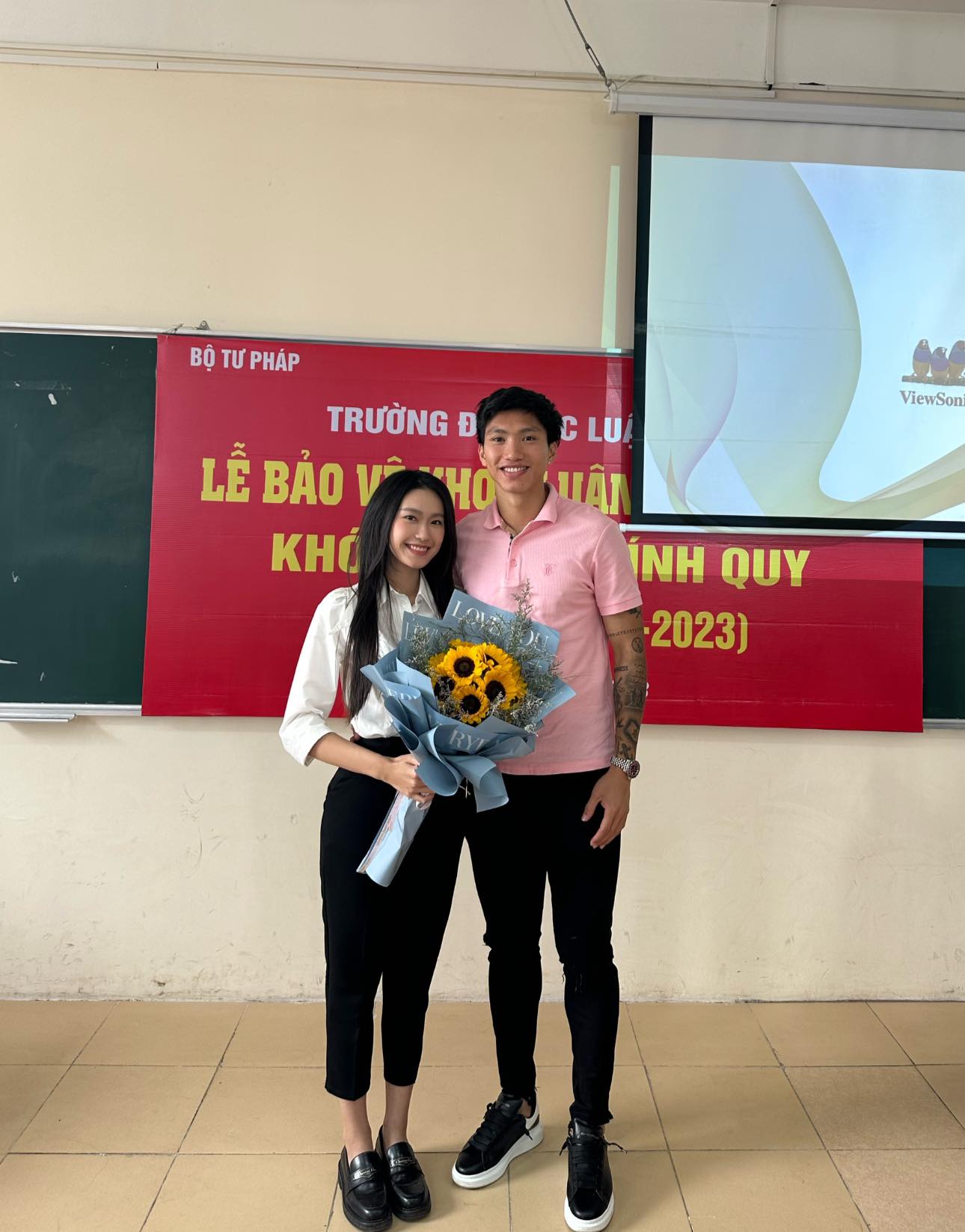 Văn Hậu lúc đang yêu đến cổ vũ Hải My bảo vệ khóa luận