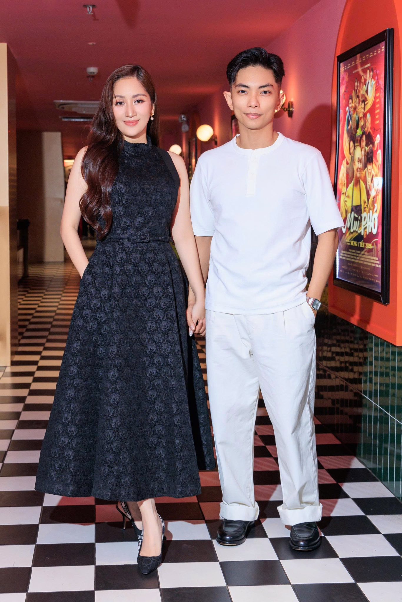 Cặp đôi sau bao năm vẫn dành cho nhau cử chỉ ngọt ngào