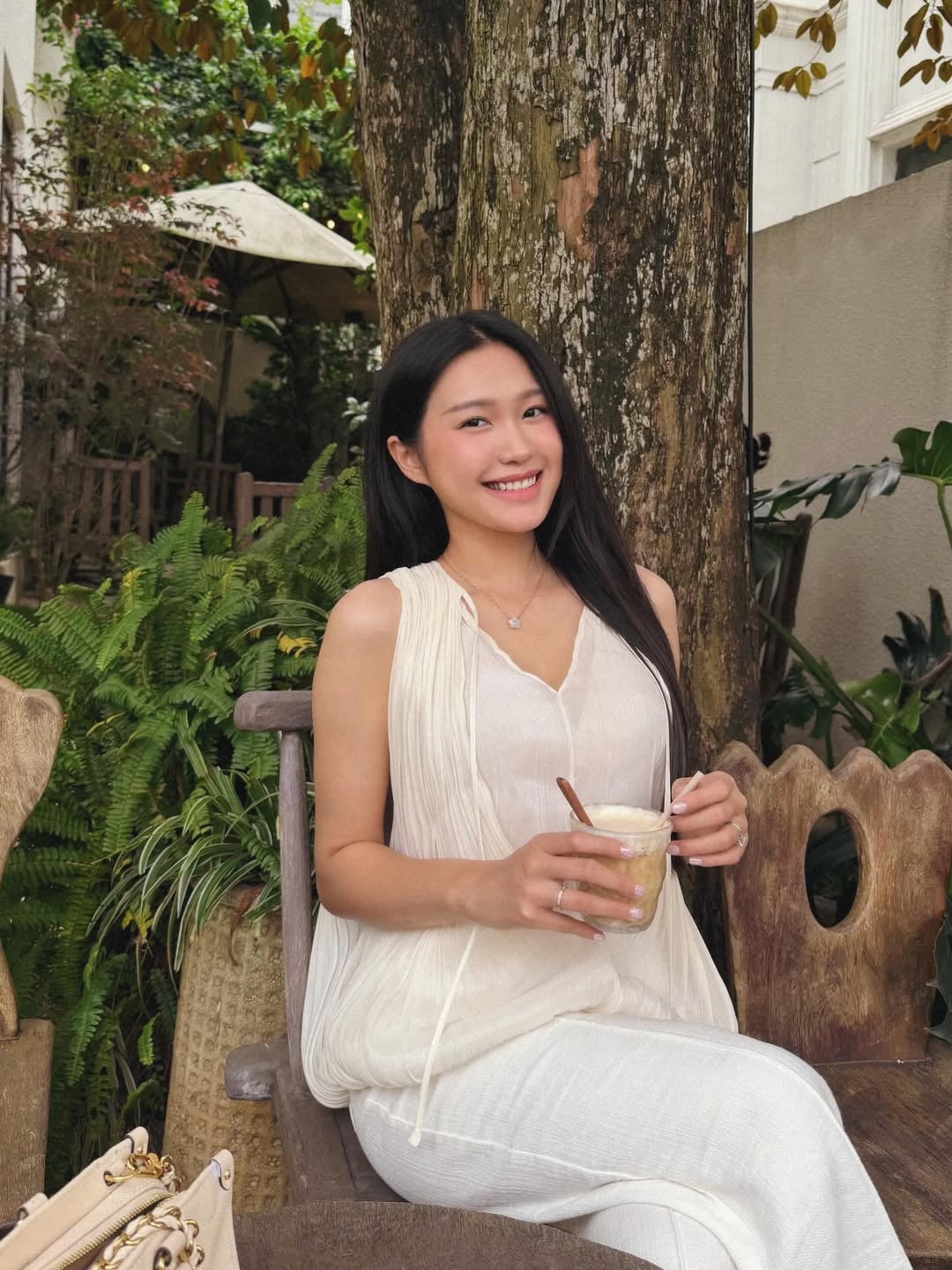 Doãn Hải My lộ vòng 2 lùm lùm khi về quê Văn Hậu