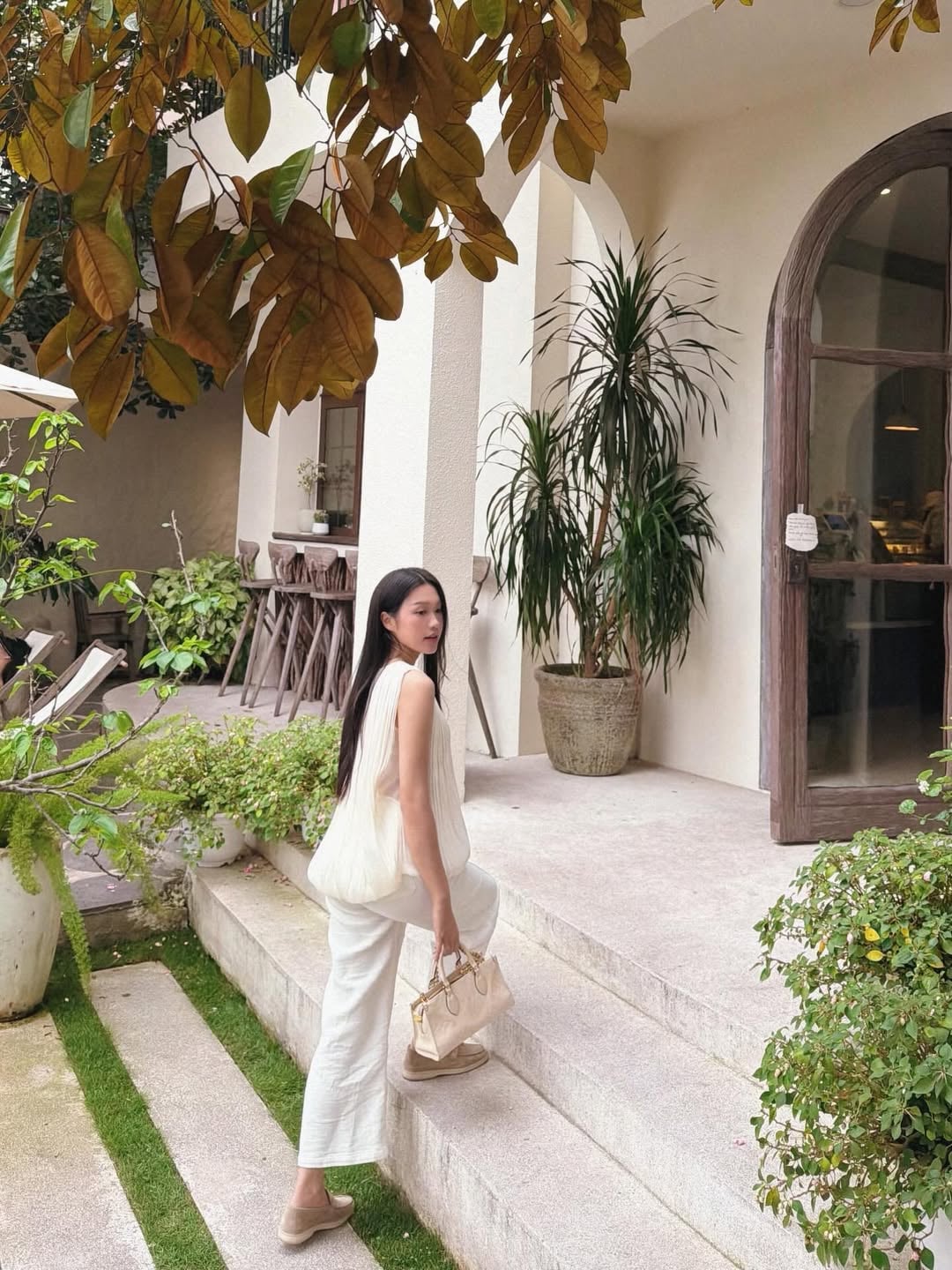 Doãn Hải My lộ vòng 2 lùm lùm khi về quê Văn Hậu