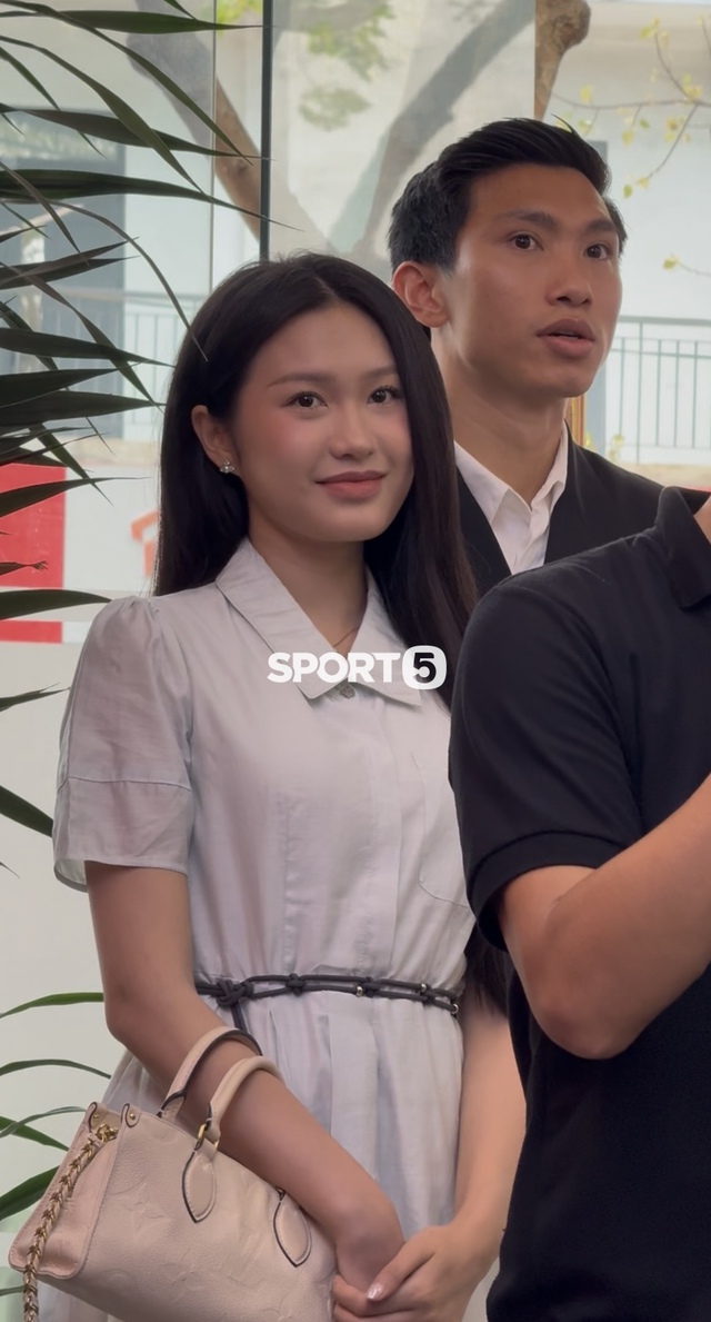 Hải My mới đây khi xuất hiện cùng Văn Hậu gương mặt tròn trịa, diện váy rộng che vòng 2