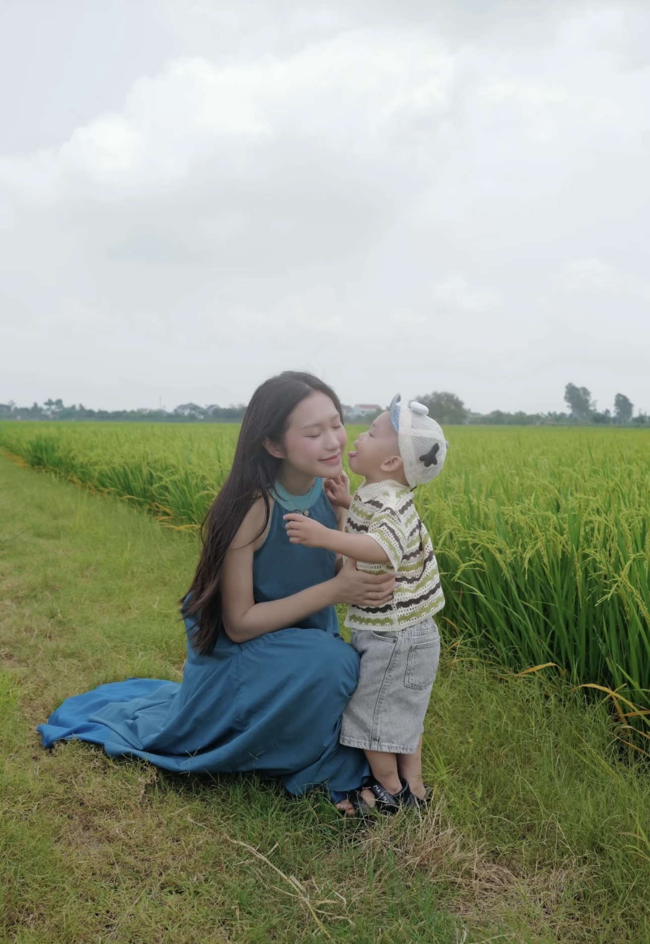 Cô nàng thoải mái chụp ảnh ở quê cùng con trai