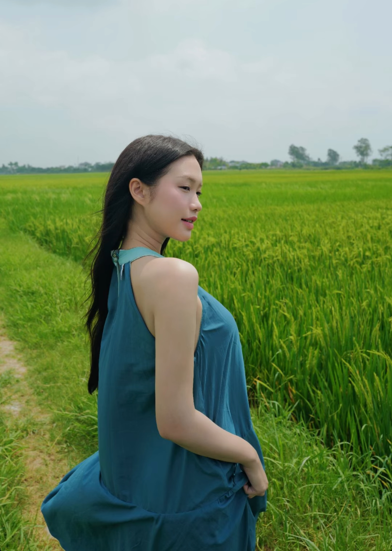 Bức ảnh khiến dân tình nghi vấn vợ Văn Hậu có tin vui