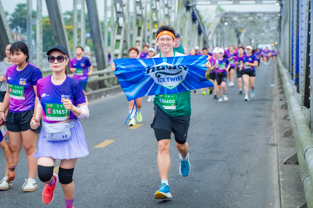 Tưởng đi chạy marathon ở Huế ai ngờ lạc vào bữa tiệc trên bãi biển, màn chơi lớn từ ban tổ chức khiến hàng ngàn runner phấn khích