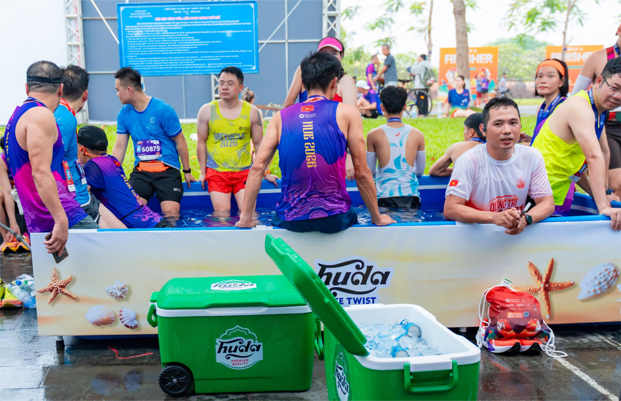 Hồ ngâm chân mát lạnh ngay bên bãi cỏ xanh rờn chính là liều thuốc giải nhiệt mà BTC dành cho các runner