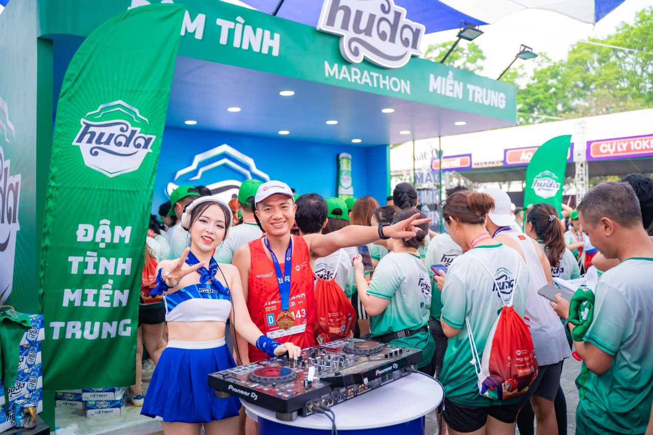   Các runner như lạc vào một quán bar bãi biển với bia lạnh và âm nhạc sôi động  