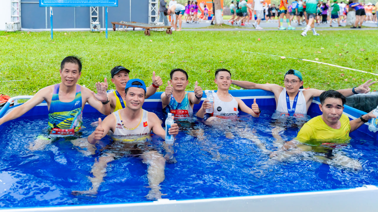 Tưởng đi chạy marathon ở Huế ai ngờ lạc vào bữa tiệc trên bãi biển, màn chơi lớn từ ban tổ chức khiến hàng ngàn runner phấn khích