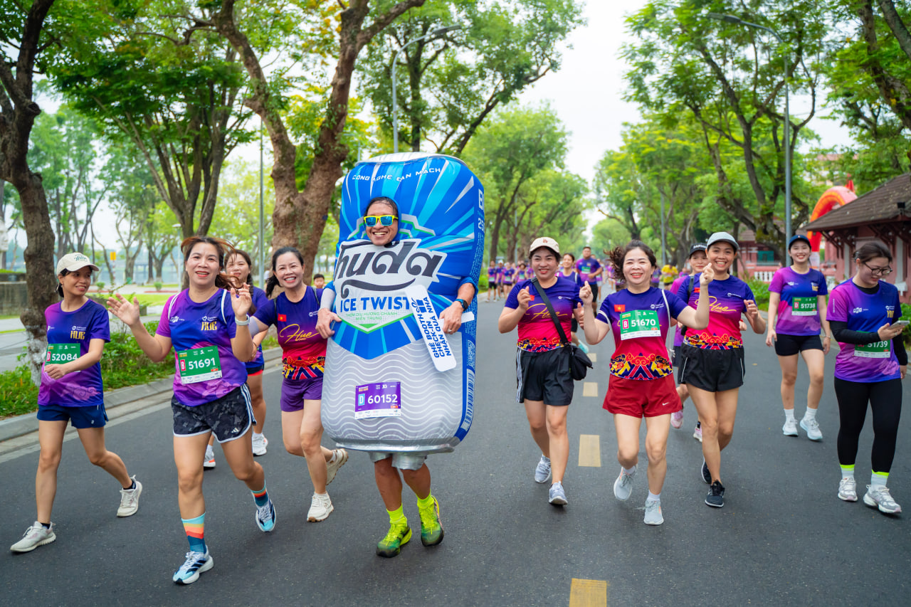 Tưởng đi chạy marathon ở Huế ai ngờ lạc vào bữa tiệc trên bãi biển, màn chơi lớn từ ban tổ chức khiến hàng ngàn runner phấn khích