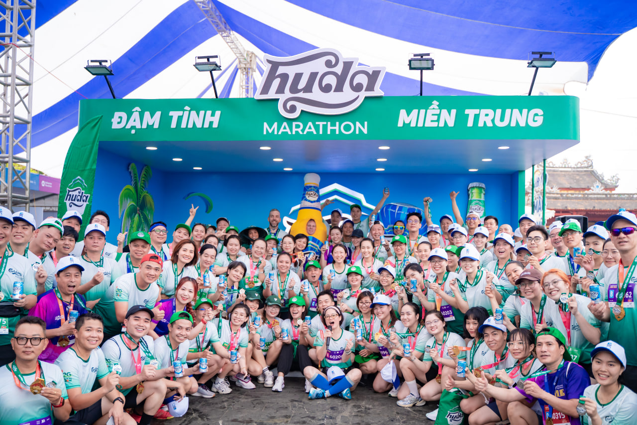 Tưởng đi chạy marathon ở Huế ai ngờ lạc vào bữa tiệc trên bãi biển, màn chơi lớn từ ban tổ chức khiến hàng ngàn runner phấn khích