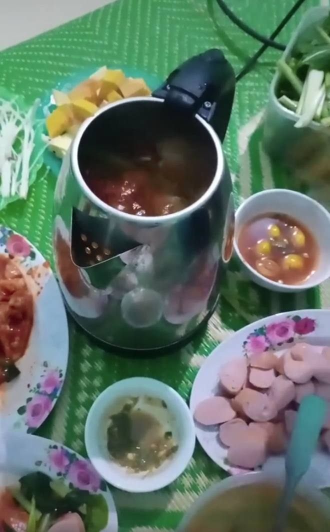 Nhiều trường hợp dùng ấm siêu tốc để nhúng lẩu, nhúng thịt 