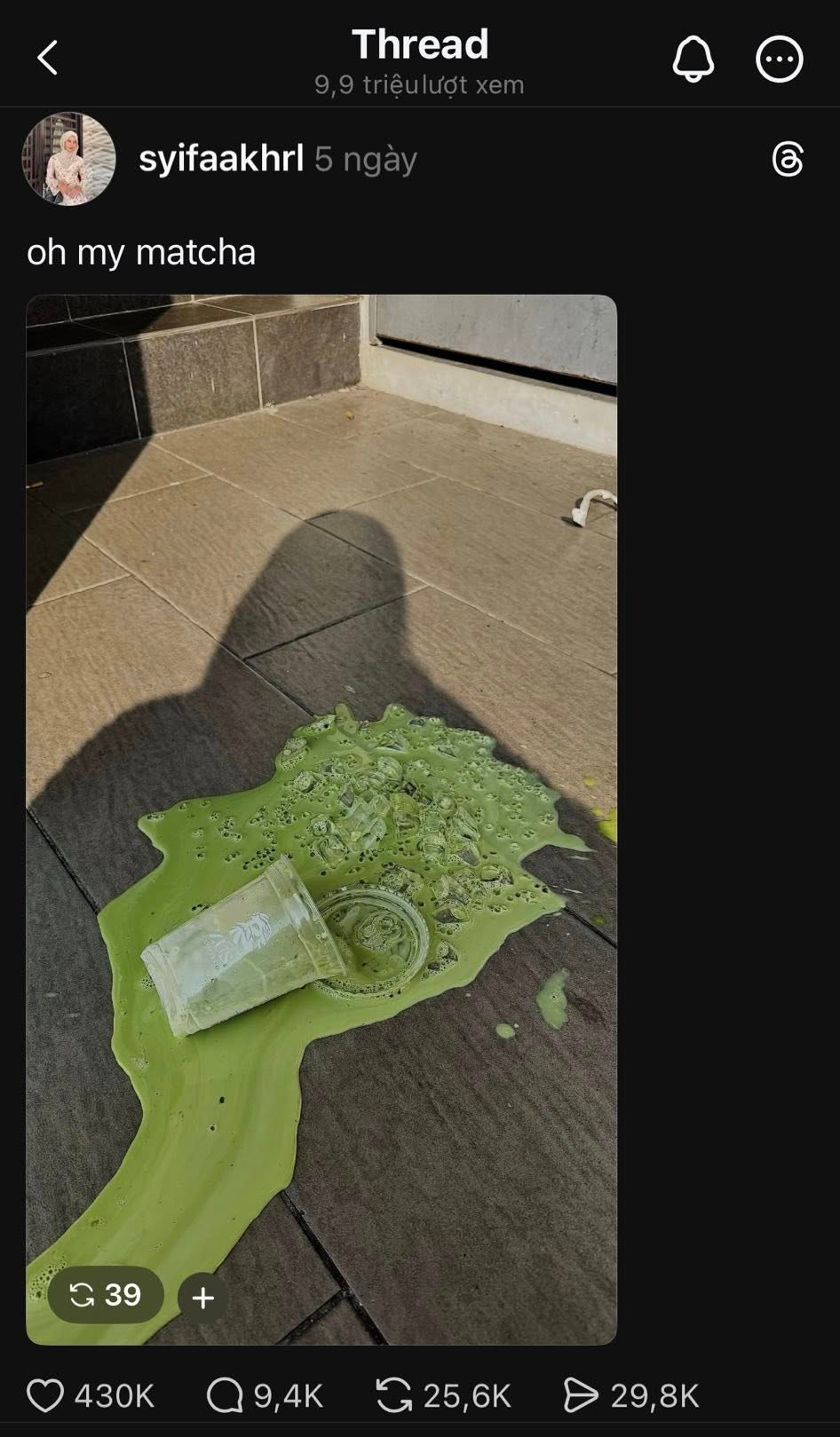 Bài đăng ly matcha đổ tung tóe trên sàn của tài khoản @syifaakhrl hút 10 triệu lượt xem