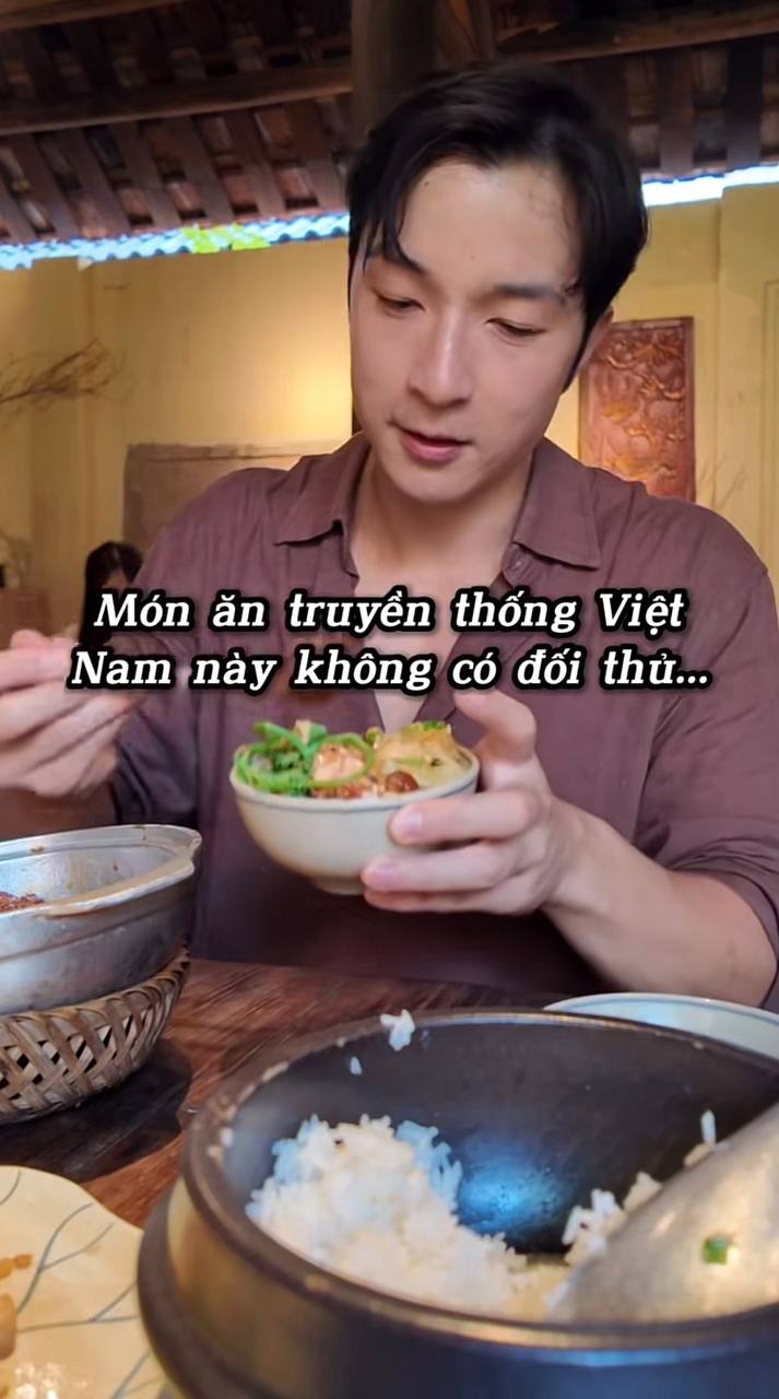 Bị mẹ giục về nước, khách Nhật xin nán lại vì bận đánh bay 5 bát cơm Việt