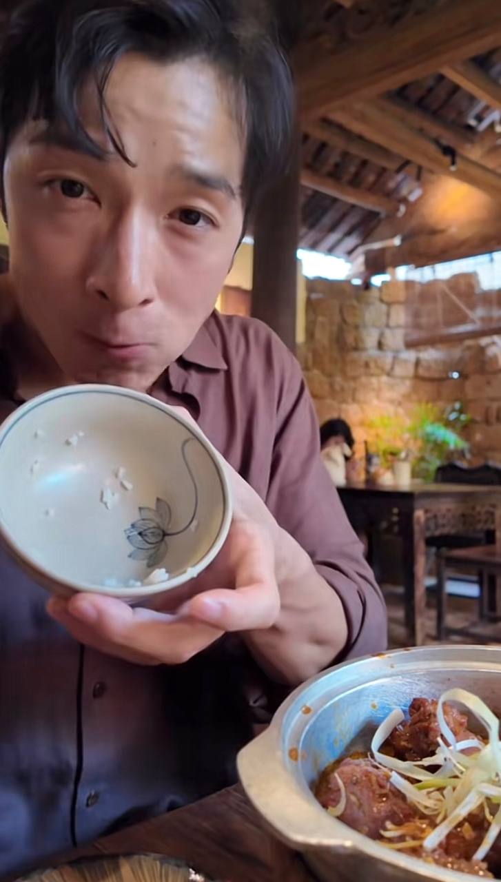 Bị mẹ giục về nước, khách Nhật xin nán lại vì bận đánh bay 5 bát cơm Việt