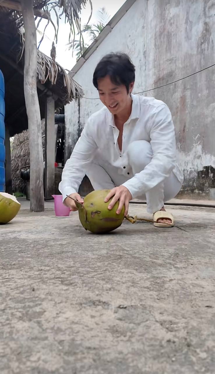 Bị mẹ giục về nước, khách Nhật xin nán lại vì bận đánh bay 5 bát cơm Việt