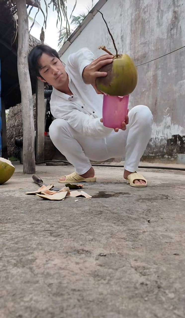 Bị mẹ giục về nước, khách Nhật xin nán lại vì bận đánh bay 5 bát cơm Việt