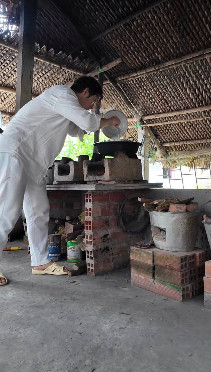 Bị mẹ giục về nước, khách Nhật xin nán lại vì bận đánh bay 5 bát cơm Việt