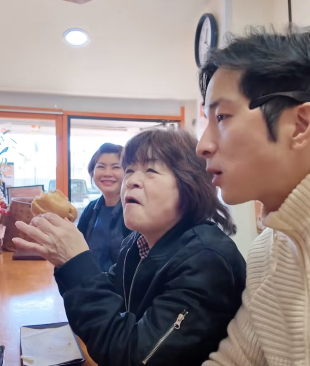 Bị mẹ giục về nước, khách Nhật xin nán lại vì bận đánh bay 5 bát cơm Việt