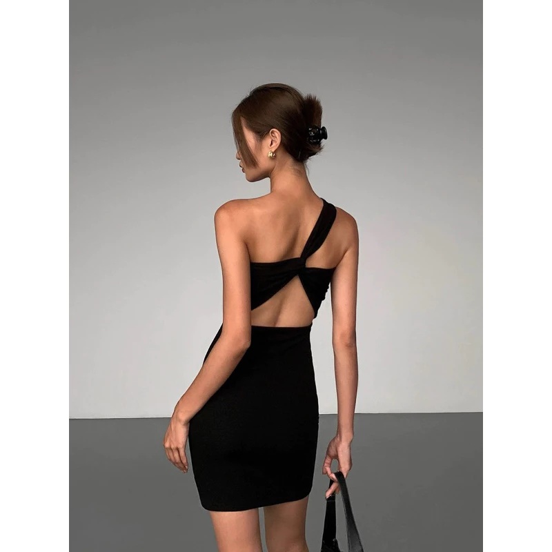 Chi Pu - Ngọc Trinh đụng hàng váy local brand Việt: Không quan trọng thắng thua, vì nhìn ai cũng muốn copy paste