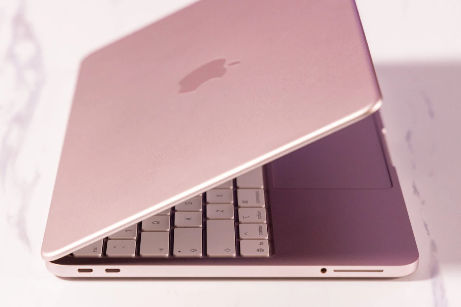 Học sinh, sinh viên chính là tệp khách hàng bị chinh phục hoàn toàn bởi mức giá hấp dẫn, cấu hình đáp ứng nhu cầu cơ bản và màu sắc đầy cá tính của MacBook Neo