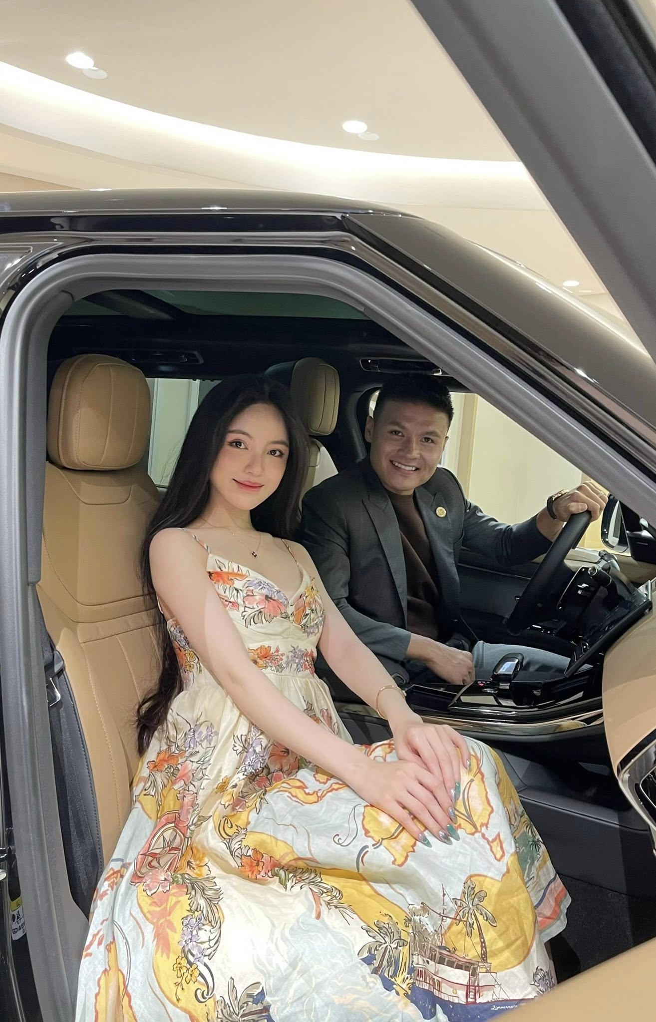 Quang Hải dành tặng chiếc xe sang cho vợ 