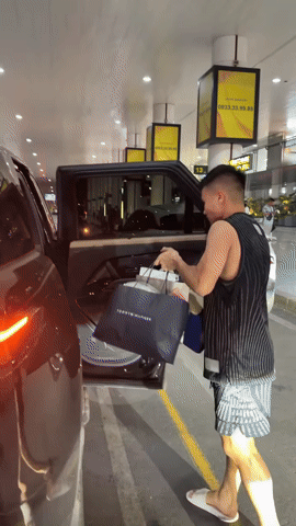 Quang Hải khoá môi cực ngọt Chu Thanh Huyền trên xế hộp