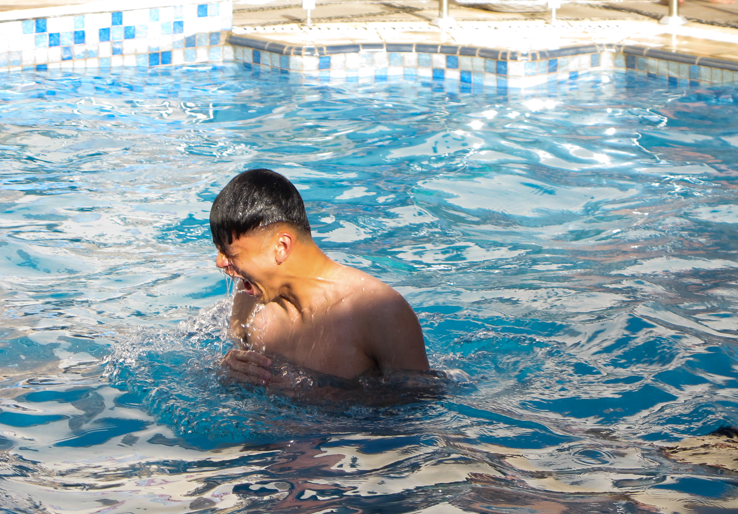 Các cầu thủ U17 Việt Nam thoải mái chơi đùa cùng nhau dưới bể bơi 
