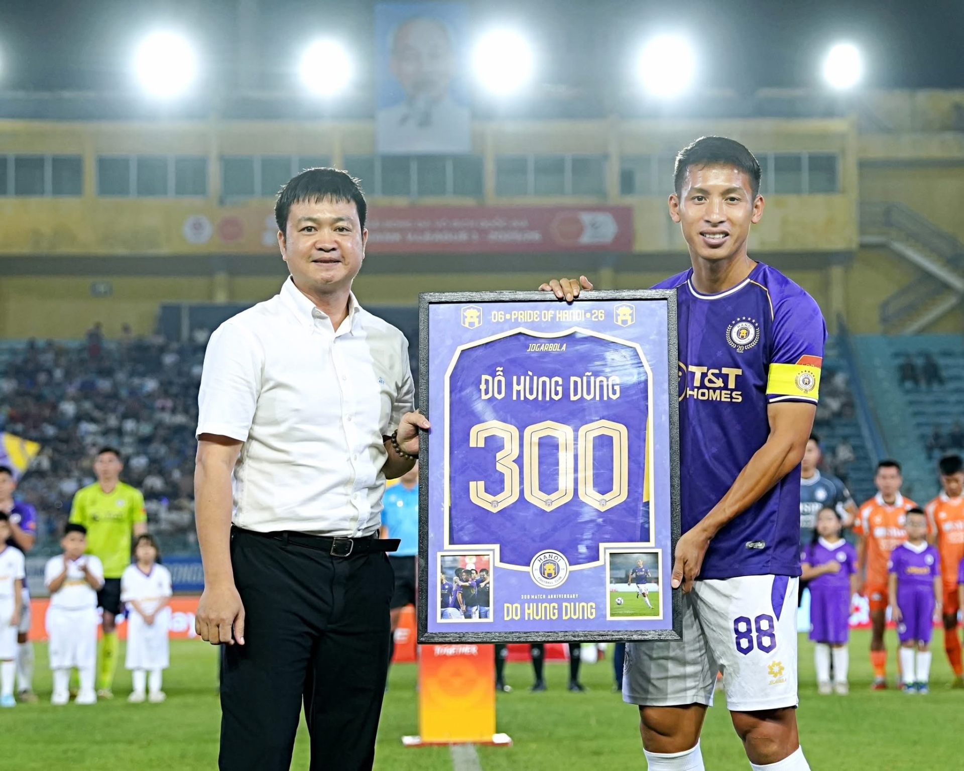 Hùng Dũng cán mốc thi đấu 300 trận cho CLB Hà Nội (Ảnh: HNFC)