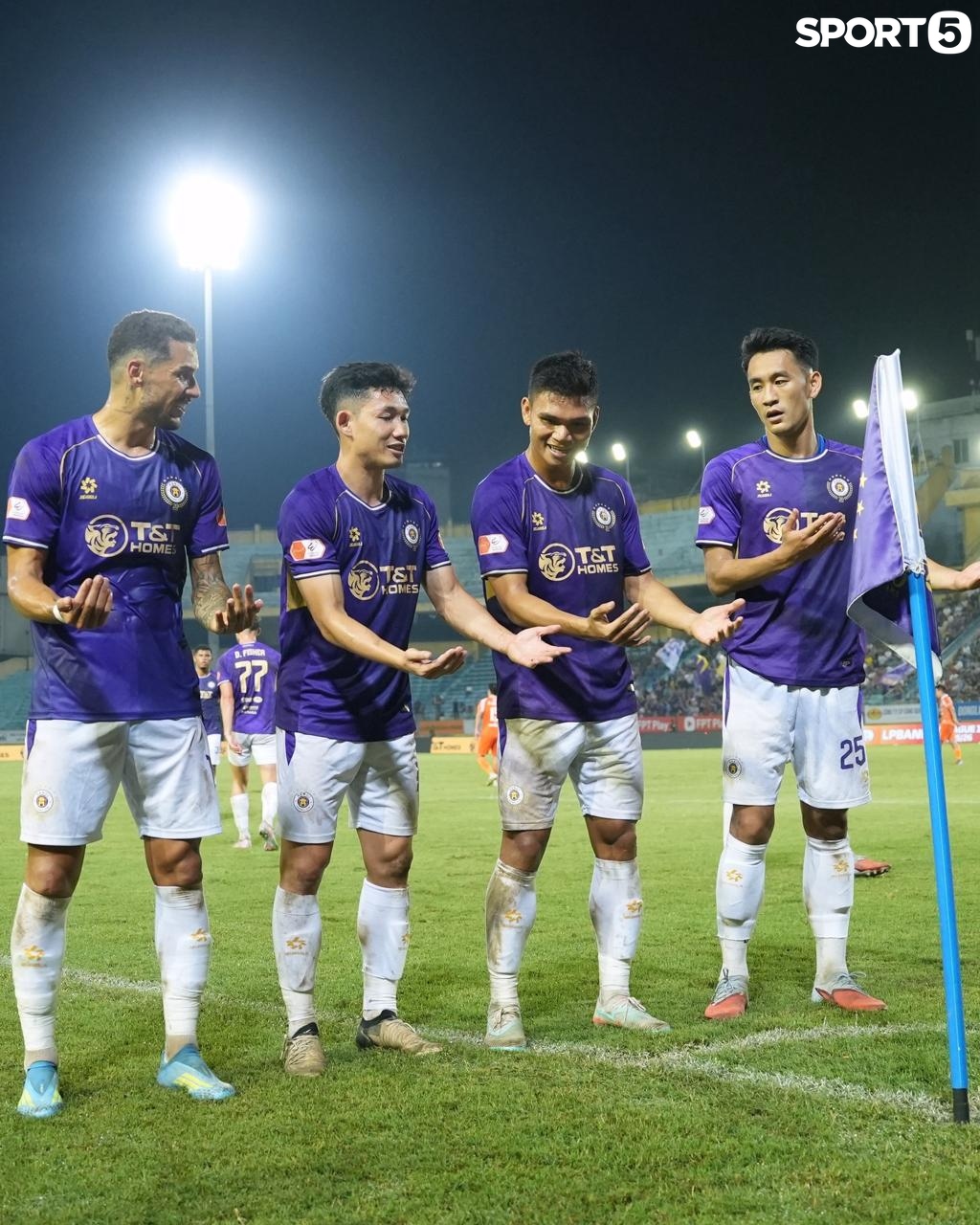 Chiến thắng này giúp Hà Nội FC tiếp tục củng cố vị trí trong nhóm dẫn đầu (vị trí thứ 3) và gây áp lực trực tiếp lên các đối thủ xếp trên
