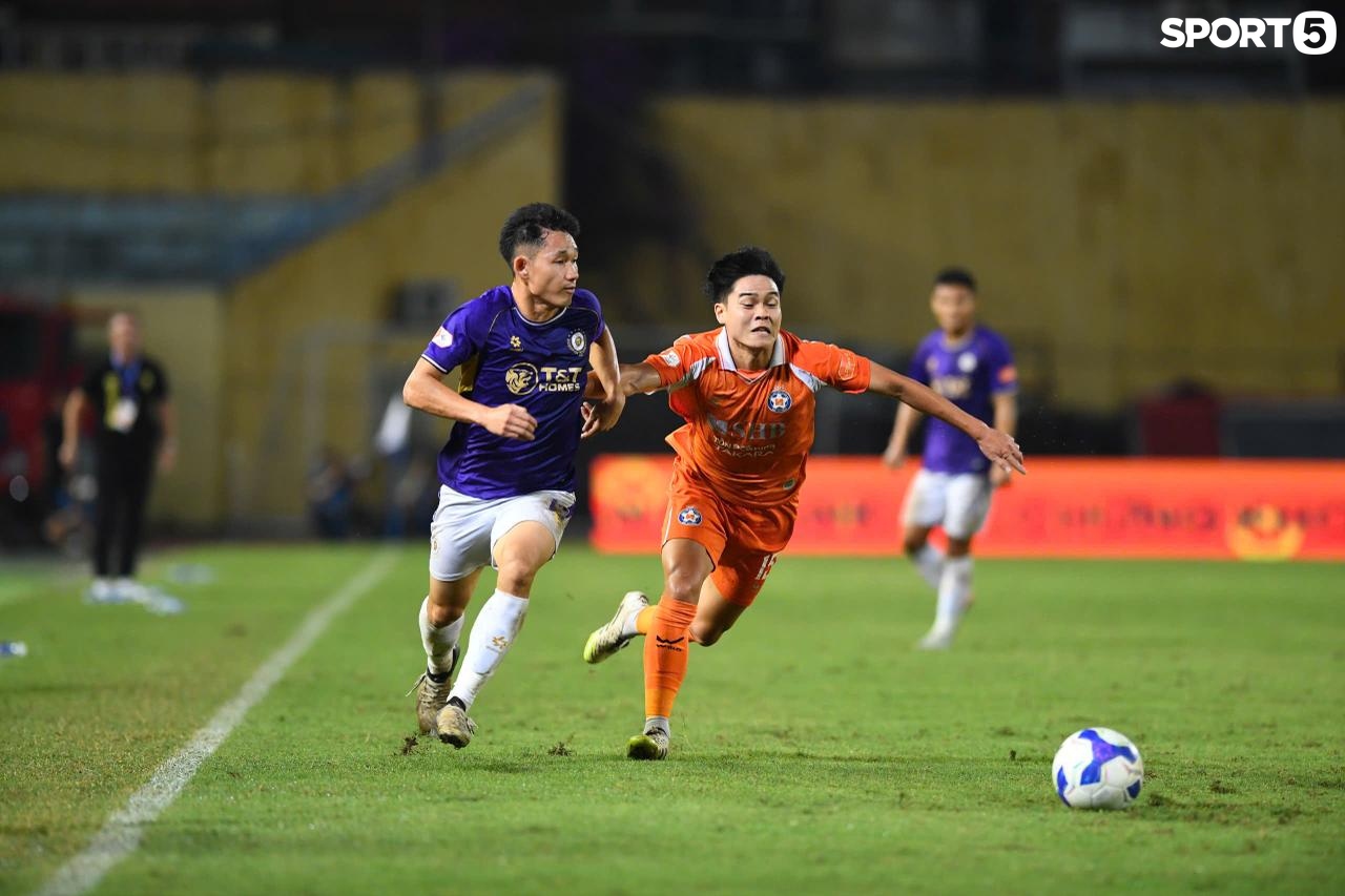 Vợ Xuân Mạnh bế hai con ăn mừng cuồng nhiệt khi chồng ghi bàn cho Hà Nội FC: Hậu phương mạnh cỡ này!