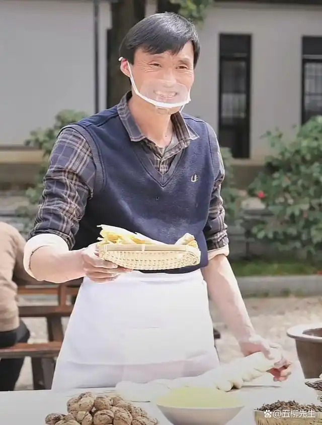 Sự nổi tiếng kéo đến nhanh chóng với ông chủ quán mì, tài khoản Douyin hút hơn 2,4 triệu follower, livestream hàng chục nghìn mắt xem 