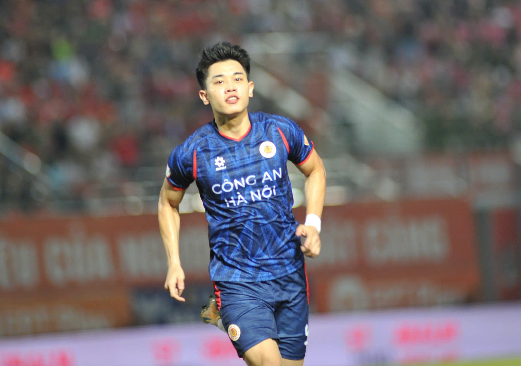 Đình Bắc lại ghi bàn ở V.League