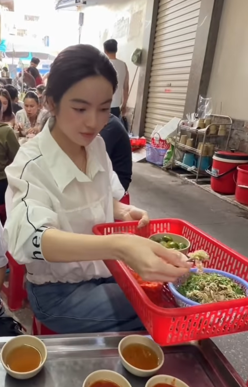 Trước đó, ngày 2/5 Chu Thanh Huyền cùng bố đẻ đi Hải Phòng cổ vũ Quang Hải thi đấu (Ảnh: FBNV)