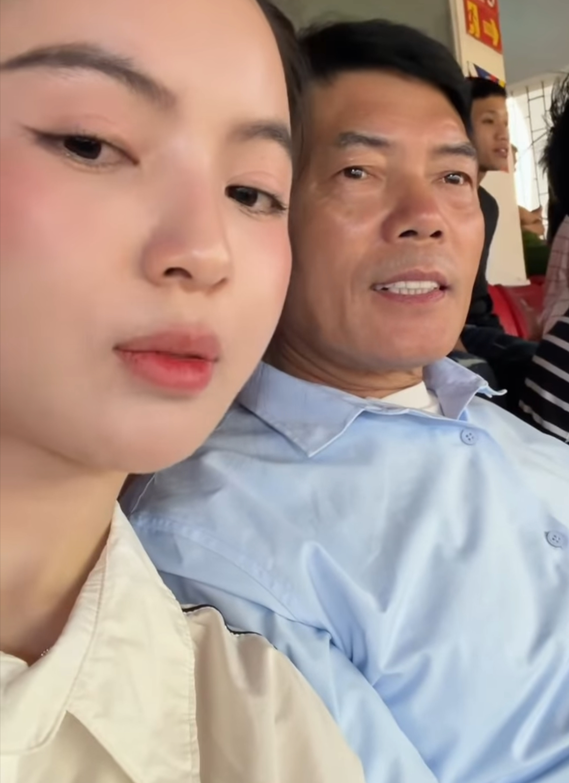 Thanh Huyền và bố đẻ đi xem bóng đá (Ảnh: FBNV)