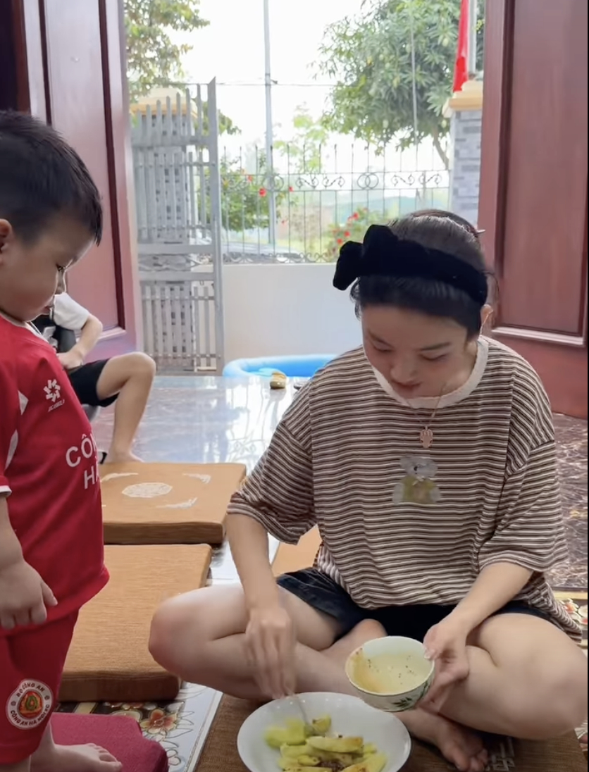 Vợ Quang Hải làm món xoài dầm (Ảnh: FBNV)
